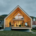 Dietich Untertrifaller House R Albstadt 01 %C2%A9 David Matthiessen - House R: Nh&agrave; gỗ s&agrave;n b&ecirc; t&ocirc;ng thiết kế ấn tượng