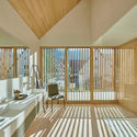 Dietich Untertrifaller House R Albstadt 09 %C2%A9 David Matthiessen - House R: Nh&agrave; gỗ s&agrave;n b&ecirc; t&ocirc;ng thiết kế ấn tượng