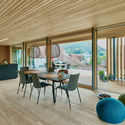 Dietich Untertrifaller House R Albstadt 10 %C2%A9 David Matthiessen - House R: Nh&agrave; gỗ s&agrave;n b&ecirc; t&ocirc;ng thiết kế ấn tượng