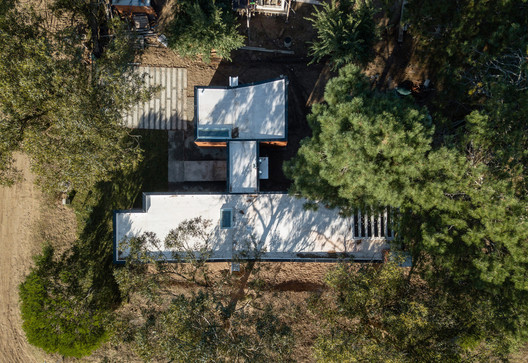 Siting Strategies and Relationship with the Surroundings: 20 Argentine Houses Seen from Above Siting Strategies and Relationship with the Surroundings: 20 Argentine Houses Seen from Above - Image 11 of 21