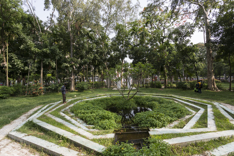 Kola Bhaban Prangon at University of Dhaka / STHANIK Consultants - Exterior Photography, Garden