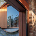 145006 CircularWindow MurrayFredericks - Totoro House: Ng&ocirc;i nh&agrave; vườn được chia th&agrave;nh 3 khu ri&ecirc;ng biệt