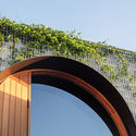 145007 GardenWall1 MurrayFredericks - Totoro House: Ng&ocirc;i nh&agrave; vườn được chia th&agrave;nh 3 khu ri&ecirc;ng biệt