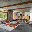 145021 LivingtoDining2 MurrayFredericks - Totoro House: Ng&ocirc;i nh&agrave; vườn được chia th&agrave;nh 3 khu ri&ecirc;ng biệt