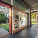 145022 Joinery1 MurrayFredericks - Totoro House: Ng&ocirc;i nh&agrave; vườn được chia th&agrave;nh 3 khu ri&ecirc;ng biệt