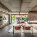 145023 LivingtoCourtya MurrayFredericks - Totoro House: Ng&ocirc;i nh&agrave; vườn được chia th&agrave;nh 3 khu ri&ecirc;ng biệt