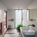 145024 Bath2 MurrayFredericks - Totoro House: Ng&ocirc;i nh&agrave; vườn được chia th&agrave;nh 3 khu ri&ecirc;ng biệt
