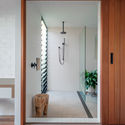 145028 Bath1 MurrayFredericks - Totoro House: Ng&ocirc;i nh&agrave; vườn được chia th&agrave;nh 3 khu ri&ecirc;ng biệt