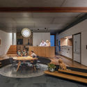 145038 DiningNight MurrayFredericks - Totoro House: Ng&ocirc;i nh&agrave; vườn được chia th&agrave;nh 3 khu ri&ecirc;ng biệt