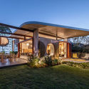 145043 ExteriorNight1 MurrayFredericks - Totoro House: Ng&ocirc;i nh&agrave; vườn được chia th&agrave;nh 3 khu ri&ecirc;ng biệt