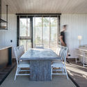 Casa Puertecillo / Estudio Base Arquitectos - Fotografía interior, Paisaje, Cocina, Fijación Vigas, Mesas, Sillas