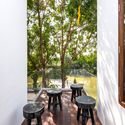28 - The Courtyard House : Nh&agrave; hiện đại với c&aacute;c h&igrave;nh khối v&agrave; s&acirc;n vườn xanh mướt