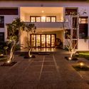 34 - The Courtyard House : Nh&agrave; hiện đại với c&aacute;c h&igrave;nh khối v&agrave; s&acirc;n vườn xanh mướt
