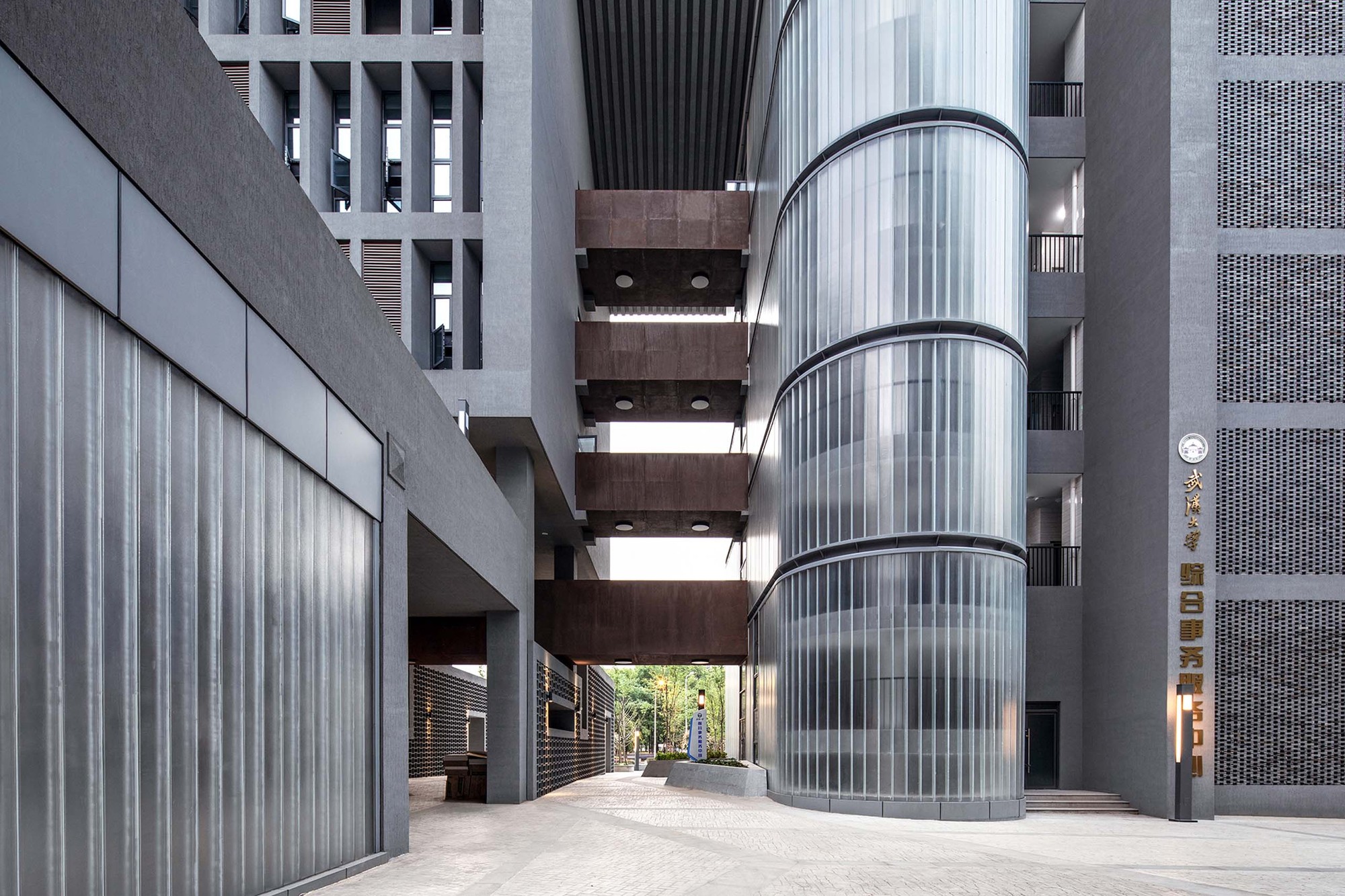画廊 武汉大学当代楼 / MENG本原设计研究院 - 4