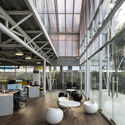 Blues Head Office / Dehsar Works - Edificio De Oficinas