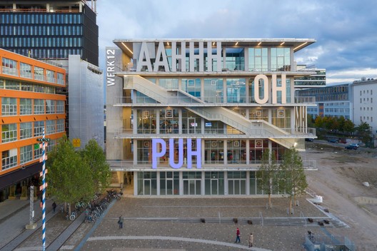Arquitetura e comunicação: letras e símbolos como elementos de projeto Arquitetura e comunicação: letras e símbolos como elementos de projeto - Imagem 3 de 8