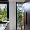 140557 - SL House / Ben Walker Architects: Nh&agrave; 3 ph&ograve;ng ngủ khung th&eacute;p v&agrave; gỗ tho&aacute;ng m&aacute;t hiện đại