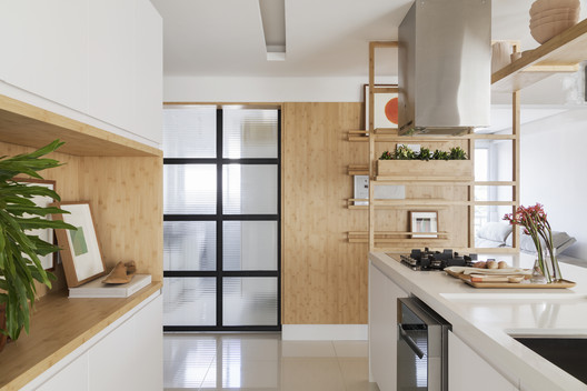 Brazilian Interiors: 9 Projects with Fluted Glass - Image 8 of 10