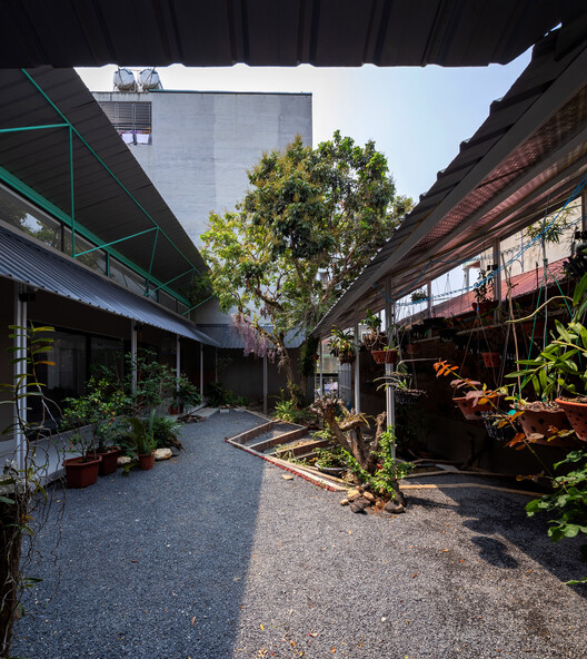 P.O.M House / NNA+ - Facade, Garden, Courtyard