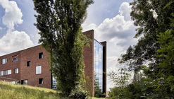 Casa circular de ladrillos con muro de tierra apisonada / AST 77 Architecten