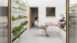 洛萨里70号长屋住宅，内嵌景观庭院 / Manuel Sánchez Hernández