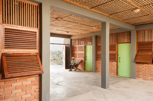 缅甸工程医院 / a+r Architekten 缅甸工程医院 / a+r Architekten - 室内图, 砖