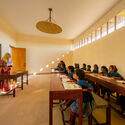 印度女子学校Rajkumari Ratnavati，嵌入沙丘的圆环 / Diana Kellogg Architects - 室内图, 中小学校