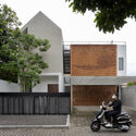 2 kertomenanggal tampak 02 - Griyoase House / Andyrahman Architect: Nh&agrave; 3 tầng tho&aacute;ng m&aacute;t quanh năm
