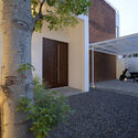 6 kertomenanggal koridor 19 - Griyoase House / Andyrahman Architect: Nh&agrave; 3 tầng tho&aacute;ng m&aacute;t quanh năm