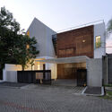 1 kertomenanggal tampak 08 edit - Griyoase House / Andyrahman Architect: Nh&agrave; 3 tầng tho&aacute;ng m&aacute;t quanh năm