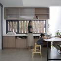 12 kertomenanggal pantry 09 - Griyoase House / Andyrahman Architect: Nh&agrave; 3 tầng tho&aacute;ng m&aacute;t quanh năm