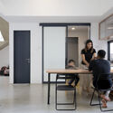 11 kertomenanggal pantry 08 - Griyoase House / Andyrahman Architect: Nh&agrave; 3 tầng tho&aacute;ng m&aacute;t quanh năm