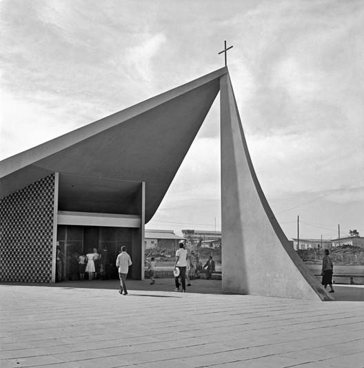 Erasing Walls: Ceramic Tile Murals in Brazilian Modernism Erasing Walls: Ceramic Tile Murals in Brazilian Modernism - Image 5 of 13
