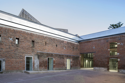 Nursery and Music School in Ramonville-Saint-Agne / Yves Ballot et Nathalie Franck + Architectes DPLG Nursery and Music School in Ramonville-Saint-Agne / Yves Ballot et Nathalie Franck + Architectes DPLG - Exterior Photography, Door, Brick, Facade