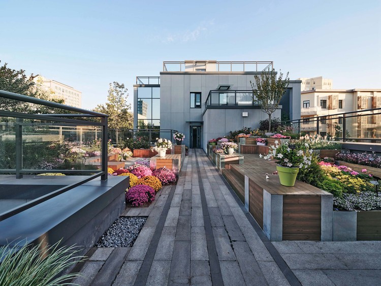 屋顶花园露台 courtesy of 北京墨臣建筑设计事务所垂直的交流:中庭