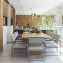 Apartamento TAL / Triplex Arquitetura - Fotografia de Interiores, Interiores De Apartamentos, Cozinha, Viga, Mesa, Cadeira, Bancada