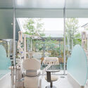 Clínica en el bosque / Takashige Yamashita Office - Fotografía interior, Clínica Dental, Sillas