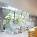 Clínica en el bosque / Takashige Yamashita Office - Fotografía interior, Clínica Dental, Sillas