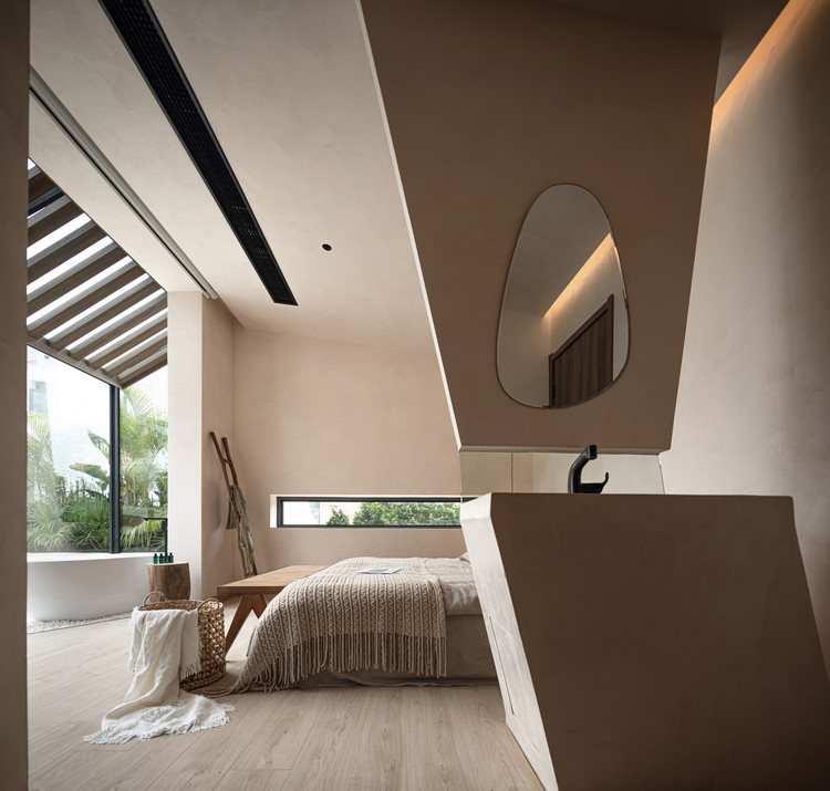 Yanhai Hotel / AT DESIGN - Interior Photography, Bedroom, Windows, Bed, Beam