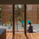 08 view from dinning - House in Otai / Mizuishi Architect Atelier: Nh&agrave; vườn thiết kế tho&aacute;ng m&aacute;t quanh năm