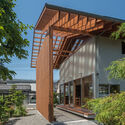 05 exterior view ne - House in Otai / Mizuishi Architect Atelier: Nh&agrave; vườn thiết kế tho&aacute;ng m&aacute;t quanh năm