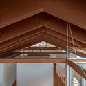 20 rafter - House in Otai / Mizuishi Architect Atelier: Nh&agrave; vườn thiết kế tho&aacute;ng m&aacute;t quanh năm