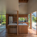 10 kitchen - House in Otai / Mizuishi Architect Atelier: Nh&agrave; vườn thiết kế tho&aacute;ng m&aacute;t quanh năm