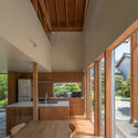 11 wellhole from dinning - House in Otai / Mizuishi Architect Atelier: Nh&agrave; vườn thiết kế tho&aacute;ng m&aacute;t quanh năm