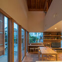 21 wellhole from kitchen - House in Otai / Mizuishi Architect Atelier: Nh&agrave; vườn thiết kế tho&aacute;ng m&aacute;t quanh năm