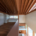 19 room1 and open ceiling - House in Otai / Mizuishi Architect Atelier: Nh&agrave; vườn thiết kế tho&aacute;ng m&aacute;t quanh năm