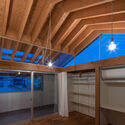 22 room2 at night - House in Otai / Mizuishi Architect Atelier: Nh&agrave; vườn thiết kế tho&aacute;ng m&aacute;t quanh năm