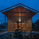 27 exterior view e at night - House in Otai / Mizuishi Architect Atelier: Nh&agrave; vườn thiết kế tho&aacute;ng m&aacute;t quanh năm