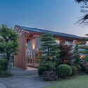 24 exterior view ne at night - House in Otai / Mizuishi Architect Atelier: Nh&agrave; vườn thiết kế tho&aacute;ng m&aacute;t quanh năm