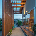 23 tori michi at night - House in Otai / Mizuishi Architect Atelier: Nh&agrave; vườn thiết kế tho&aacute;ng m&aacute;t quanh năm